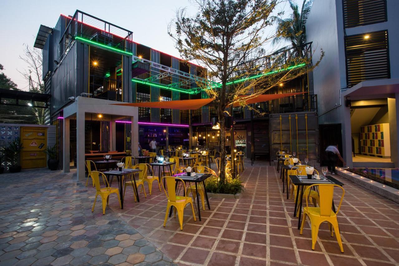 White Rabbit Hostel Ciudad de Siem Riep Exterior foto